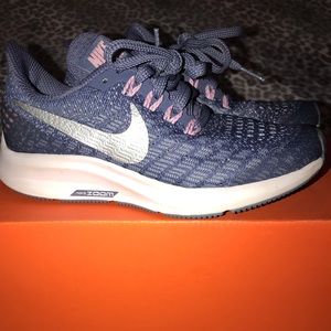Nike Air Zoom Pegasus 35 (GS). Girls size: 1Y. Colors: blue, silver, pink